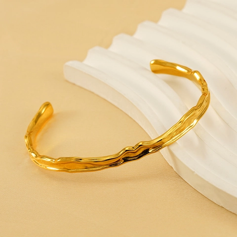 Brazalete Abierto Minimalista Textura Martillada Irregular Onda De Lava Acero Inoxidable Chapado En Oro De 18K Para Mujeres