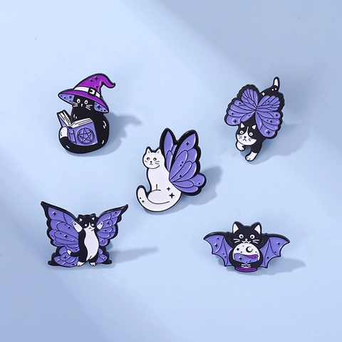 Spilla in Smalto per Gatto Magico di Halloween del Fumetto in Lega Viola Cappello da Mago Ala di Pipistrello Distintivo per Borse