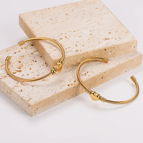 Herz Anhänger Offener Armreif 18K Vergoldet 304 Edelstahl Gedrehtes Seil Geflochtene Textur Minimalistischer Modeschmuck