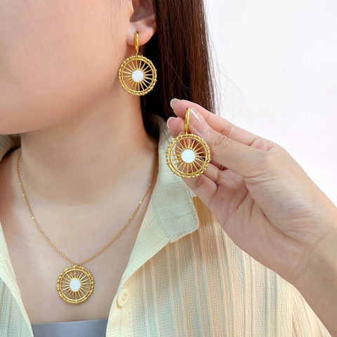Collana E Orecchini In Acciaio Inossidabile Placcato Oro 18K Design Sole Bussola Disco Bianco Da Donna