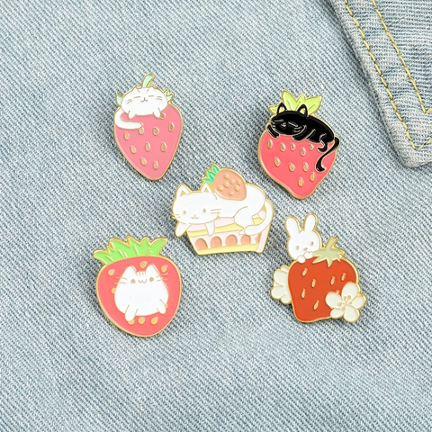 Cartoon Erdbeere Katze Hase Legierung Emaille Brosche Pin Kawaii Tier Frucht Abzeichen Schmuck Für Damen Rucksack Deko
