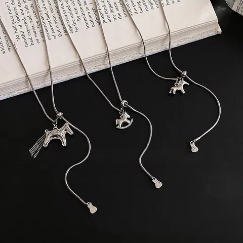 Elegante Silberfarbene Kupferhalskette Mit Ponyanhänger Quaste Schlangenkette Und Verstellbare Lange Pulloverkette