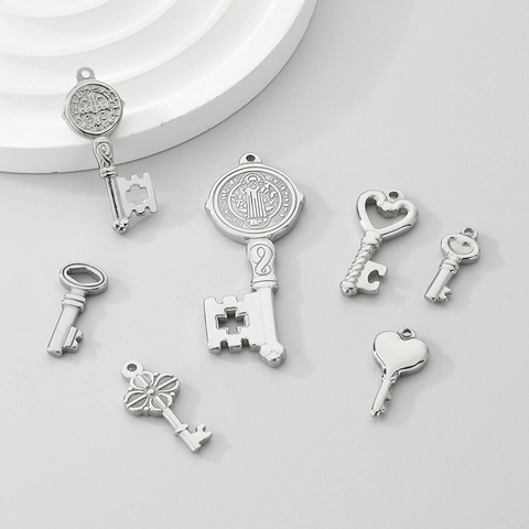 Colgantes De Llave Acero Inoxidable Charms Para DIY Joyería Corazón Medalla San Benito Forma Accesorio Vintage