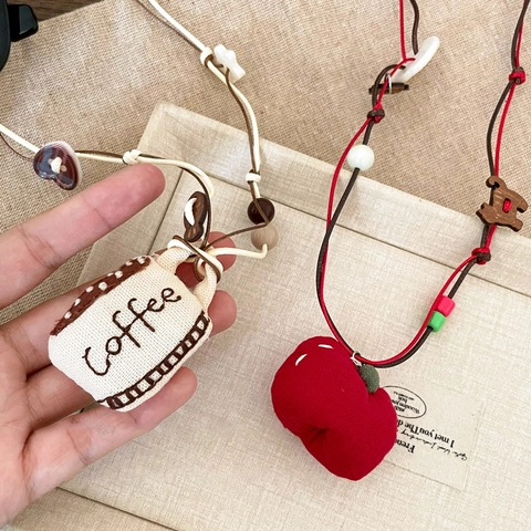 Collier Pendentif Artisanal En Tissu Et Bois Longue Chaîne De Pull Forme Pomme Tasse À Café Style Mori Pour Femmes