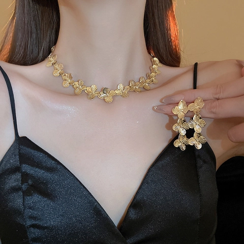 Set Gioielli Fiori Dorati Vintage Collana Bracciale E Orecchini Con Perno In Argento Lega Accessori Retro Per Donne