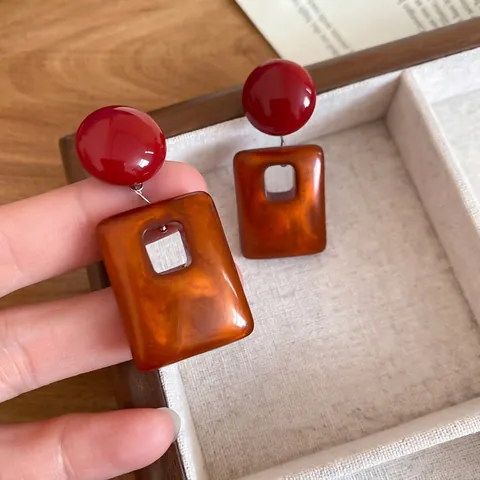 Vintage Geometrische Hohle Rechteckige Ohrhänger Acryl Harz Rote Stecker Modeschmuck Damen Silver Earring Post