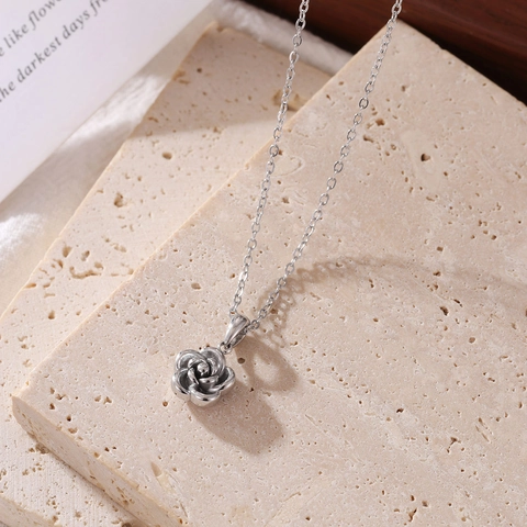 Collar con Colgante de Rosa de Acero Inoxidable Sencillo Elegante Gargantilla de Flor Chapado en Oro Plata Joyería para Mujer