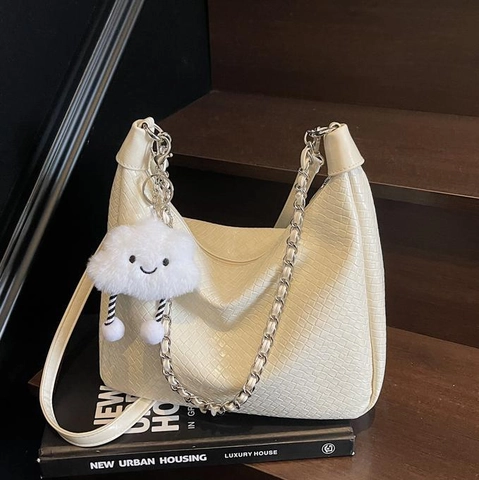 Woven PU Leder Unterarm Hobo Tasche Mit Metallkette Und Plüsch Wolke Anhänger Mode Schulter Umhängetasche Für Damen