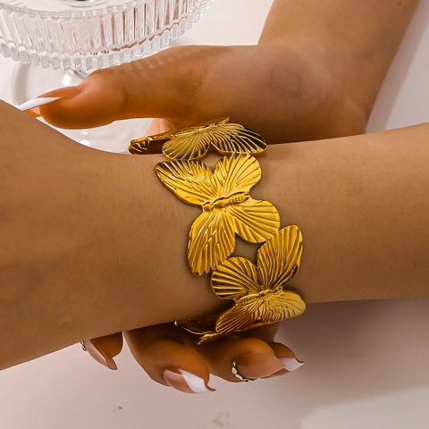 Bracciale A Polsino Farfalla Placcato Oro 18K Acciaio Inossidabile Svuotato Largo Per Donna Design Di Nicchia
