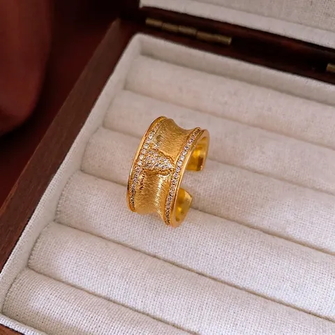 Vintage Kupfer Vergoldet Breiter Ring Mit Zirkon Inlay Gebürstete Textur Offen Verstellbar Schmuck Damen Retro Luxus