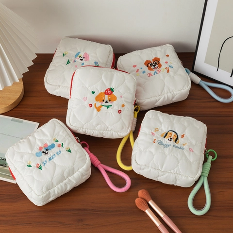 Trousse à Maquillage pour Femme Style Ins Coréen Matelassée en Cœur Broderie Chien Pochette de Rangement de Toilette Portable Avec Poignée Tressée Et Fermeture Éclair