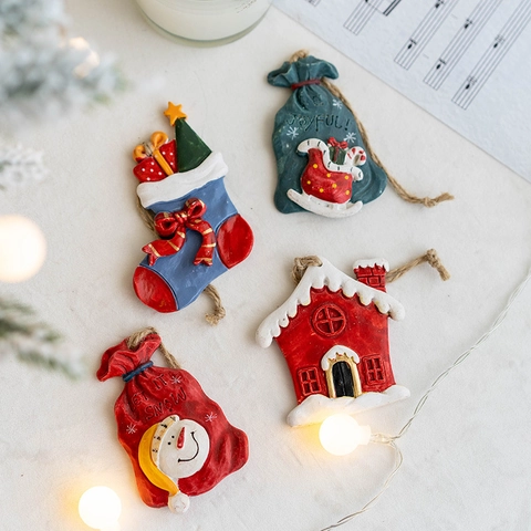 Ornamenti Natalizi da Appendere in Resina Pupazzo di Neve Calza di Natale Casa Innevata Sacco Regalo Dipinti a Mano
