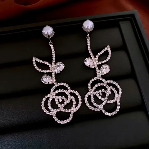 Pendientes Largos Colgantes De Flor De Rosa Con Perla Artificial De Imitación Y Aleación De Diamantes De Imitación Con Poste De Plata