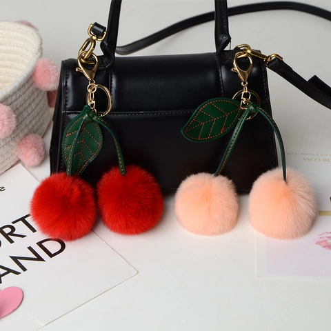 Porte-Clés Cerise Pompon En Fausse Fourrure Charme De Sac Avec Feuilles En Similicuir Fermoir Mousqueton En Alliage