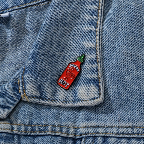 Spilla In Smalto A Forma Di Bottiglia Di Salsa Piccante Pin In Lega Motivo Gallo Decorazione Per Zaino