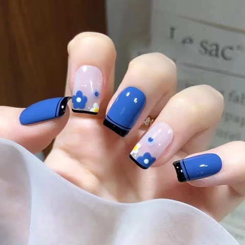 Short Square Press On Nails Blue White Flower Pattern Sweet Cool Style Artificial False Nails Accessory With Glue