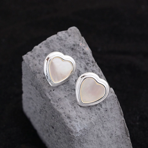 Boucles d'Oreilles Clous Cœur en Cuivre Plaqué Argent Avec Incrustation de Perle Artificielle Blanche Bijoux de Mode