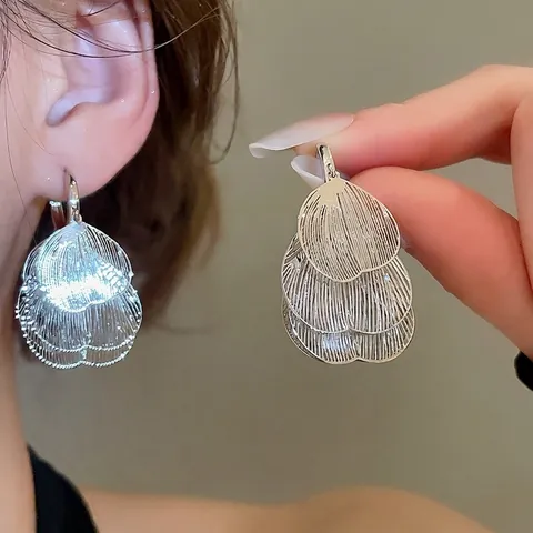 Pendientes De Aro Con Pétalos Superpuestos Huecos Cobre Color Plata Forma De Hoja Metal Cepillado Texturizado Joyas Elegantes Para Mujeres