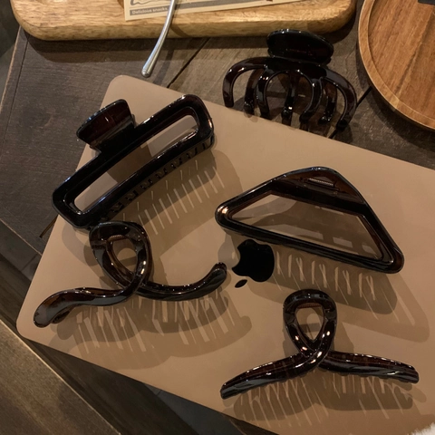 Pinza Per Capelli Grande In Resina Con Forme Geometriche Presa Forte E Finitura Tartarugata Per Lo Styling Quotidiano Accessorio Minimalista