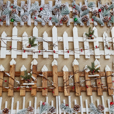 Recinzione In Legno Per Albero Di Natale Con Pigne E Bacche Bordo Decorativo Innevato Per Decorazione Scene Festive In Casa