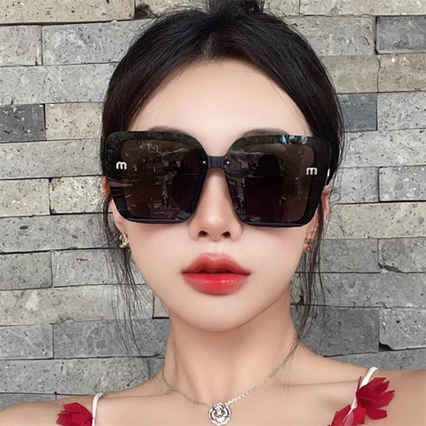 Oversized Square Sunglasses UV400 Protection PC Frame Fashion Retro Sun Glasses Women Metal Letter Decor Gradient Lens
