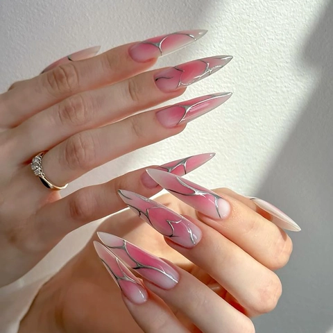 Unghie Finte Press On Long Stiletto Sfumate Rosa Blush Con Linee Metallo Liquido Argento Cuore Per Donna