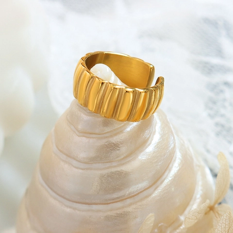 Französischer Gerippter Gestreifter Offener Ring Damen 18K Vergoldeter Titanstahl Croissant Textur Retro Mode Minimalistisch