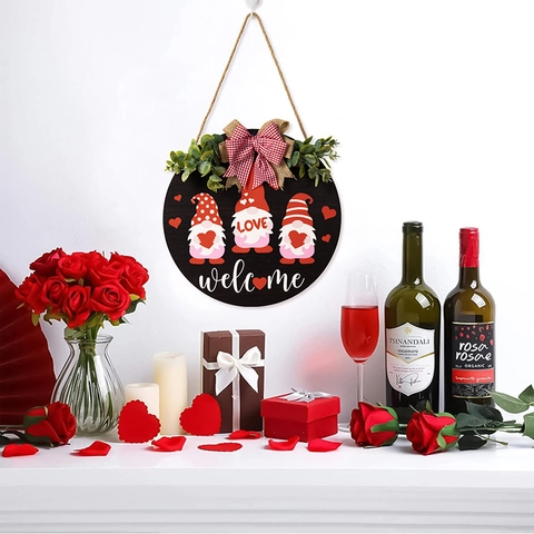 Targa Di Benvenuto In Legno Rotonda Con Gnomi Cuore Amore Foglie Di Eucalipto E Fiocco A Quadri Decorazione Casa