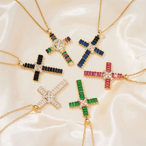 Elegante Collana con Ciondolo a Croce in Rame e Zirconia da Donna Placcata in Oro Colorato Gioielli a Croce Regalo di Moda