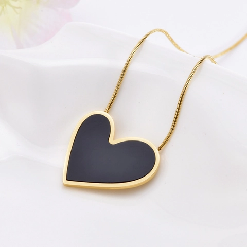 Lussuosa Collana Con Ciondolo a Cuore Asimmetrico Nero in Acciaio al Titanio Placcato Oro 18K Stile Dark Minimalista Donna
