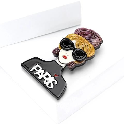 Fashion Paris Meisje Acryl Brosche Moderne Cartoon Vrouw Met Zonnebril Emaille Druppelolie Speld Badge Voor Dames Sieraden