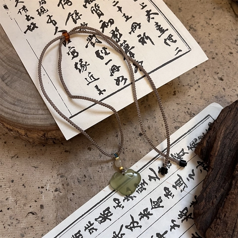 Neuchinesischer Stil Ruyi Lock Anhänger Halskette Handgewebtes Braunes Seil Verstellbar Jadeähnliches Acryl Design Schmuck