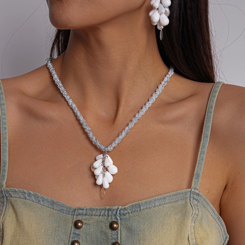Weißer Acryl Wassertropfen Cluster Anhänger Halskette Europäisch Amerikanischer Stil Legierung Geflochtene Kette Modeschmuck