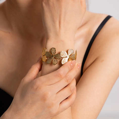 Bracelet Jonc Acier Inoxydable Plaqué Or 18K Design Fleur Creuse Style Rétro Français Bijoux Pour Femmes Élégant