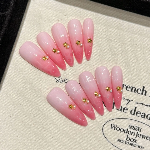 Uñas Postizas Hechas A Mano Ombré Rosa Con Estrella Dorada Y Decoración De Perlas Artificiales Forma De Stiletto Largo Elegante