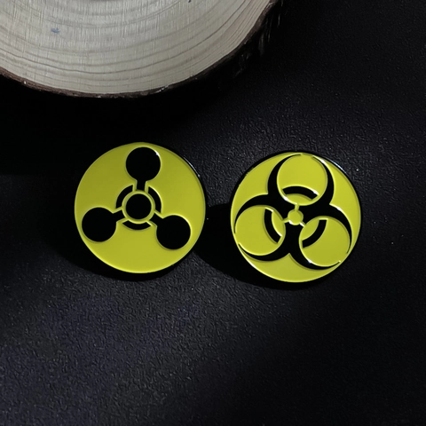 Spilla Distintivo in Metallo Creativo Simbolo di Biohazard Radiazione Nucleare Smalto per Zaino Vestiti Gioielli Unisex