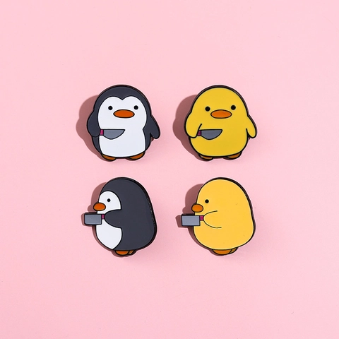 Divertenti Spille in Smalto Pinguino Anatra Gialla Cartone Animato Meme Animali Spilla Con Coltello Lega Distintivo Per Zaino Gioielli