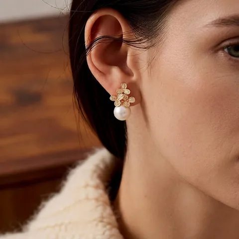Orecchini Pendenti Con Perla Artificial E Fiori Con Zircone Incastonato Rame Placcato Oro E Perno In Argento Per Donne