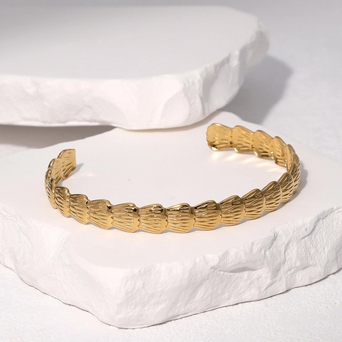 Brazalete De Puño Acero Inoxidable Chapado En Oro 18K Textura Escamas Pez Minimalista Pulsera Abierta Para Mujer