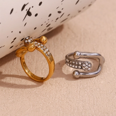 Anello Aperto in Acciaio Inossidabile con Fibbia della Cintura Asimmetrica per Donna Placcato Oro 18K con Strass Intarsiati
