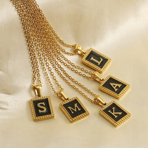 Collier Pendentif Lettre Initiale Acier Inoxydable Plaqué Or 18K Tag Rectangulaire Émail Noir Coquille Bijoux Vintage Femmes