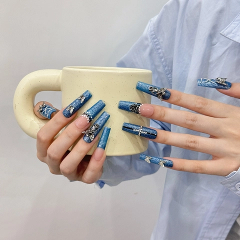 Gothic Y2K Press On Nägel Denim Blau Matt 3D Silber Metall Kreuz Rose Schmetterling Charms Lange Eckige Künstliche Nägel