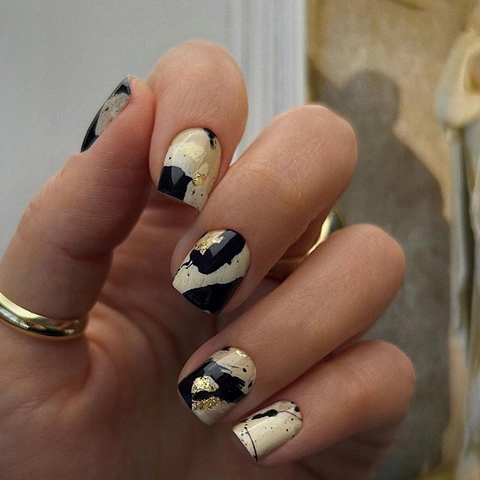 Press On Nails Abstract Black White Leopard Print Gold Foil Retro Short Square Head Fake Nails For Women Daily Wear