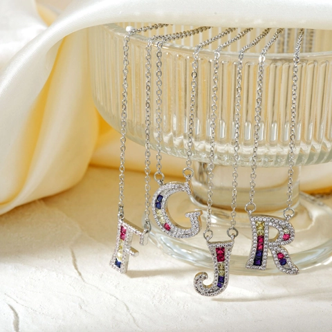 Collana con Pendente a Lettera Iniziale in Acciaio Inossidabile Strass Colorati Lettera in Rame Intarsiato Collana per Uomo Donna Gioielli