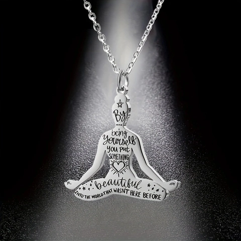 Collana con Ciondolo Silhouette Ragazza Yoga in Acciaio Inossidabile per Donna Gioielli con Citazione Incisa per Meditazione Personalizzata
