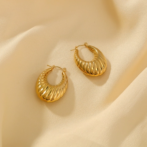 Vintage 18K Gold Plated Stainless Steel Croissant Hoop Earrings For Women Ribbed U-Shaped Caterpillar Curve Stud Earrings Jewelry