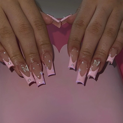 Franse Roze Press On Nagels Met Kunstparels En Zilveren Vlinderhangers Lange Doodskistvorm Afneembare Kunstnagels Voor Vrouwen
