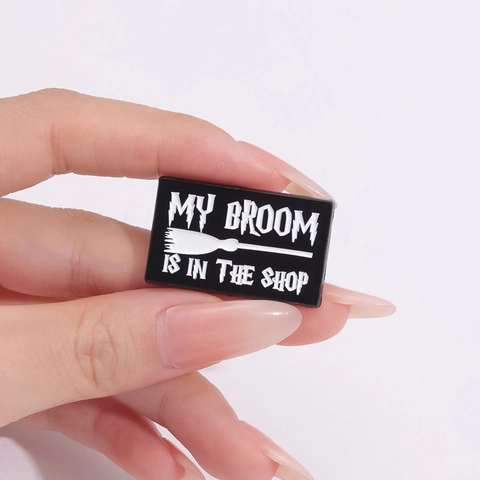 My Broom Is In The Shop Emaille Speld Grappige Heksenbezem Badge Legering Sieraden Voor Rugzak Kleding Halloween Cadeau Vrouwen Mannen