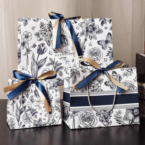 Elegant Gift Bags Floral Butterfly Pattern White Cardboard Handheld Paper Bags With Satin Ribbon Bow For Wedding Festival Party Birthday Holiday Vintage Style