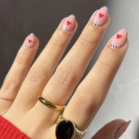 Rosa Herz Aufpressnägel Kurze Mandelform Künstliche Nägel Punktierter Rand Süßer Valentinstag Stil Frauen Nagelspitzen